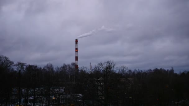 Sunrise Time Lapse Sky e nuvens em movimento Power Plant pipe com fumaça Latvia 4K — Vídeo de Stock