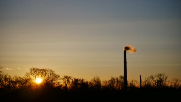 Sunrise-Time Lapse Sky en bewegende wolken elektriciteitscentrale pijp met rook Letland 4k — Stockvideo
