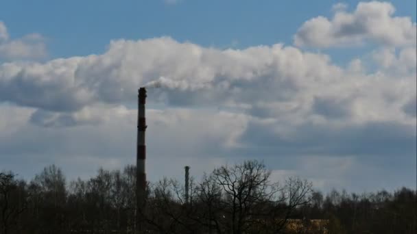 Napkelte idő eltelt Sky és a mozgó felhők erőmű cső, füst Lettország 4k — Stock videók