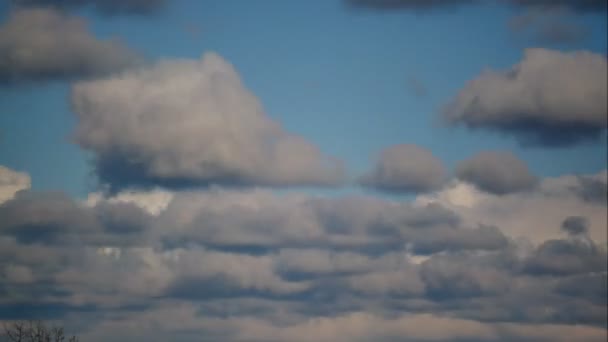 Sunrise Time Lapse Cielo y nubes móviles Tubo de la central eléctrica con humo Letonia 4K — Vídeo de stock