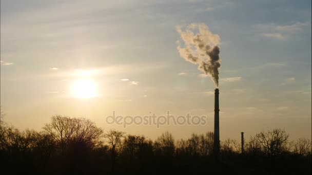 Východ slunce čas zanikla oblohy a pohybující mraky elektrárna potrubí s kouře Lotyšsko 4k — Stock video