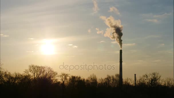 Zeitraffer bei Sonnenaufgang Himmel und Wolken Kraftwerkspfeife mit Rauch Lettland 4k — Stockvideo