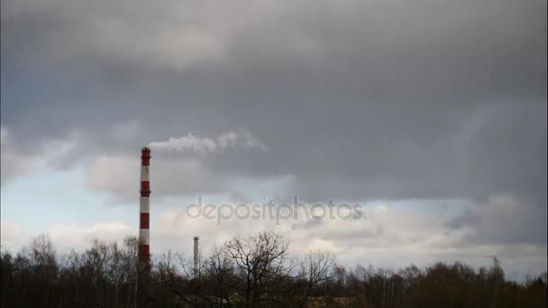 Sunrise tid förflutit Sky och rörliga moln Power Plant rör med rök Lettland 4k — Stockvideo