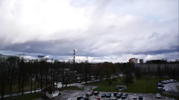 Время Lapse Sky и движущиеся облака Труба электростанции с дымом Латвия 4K — стоковое видео