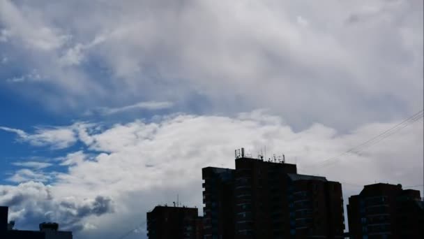 Time Lapse Sky och rörliga moln kraftverk röret med rök Lettland 4k — Stockvideo