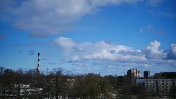 Tijd Lapse Sky en bewegende wolken elektriciteitscentrale pijp met rook Letland 4k — Stockvideo