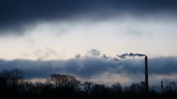 일출 시간 경과 하늘과 움직이는 구름 발전소 파이프 연기 라트비아 4 k — 비디오