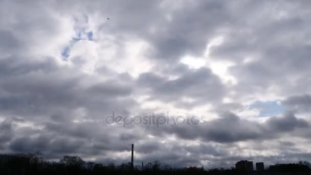 Sunrise Time Lapse Cielo y nubes móviles Tubo de la central eléctrica con humo Letonia 4K — Vídeos de Stock