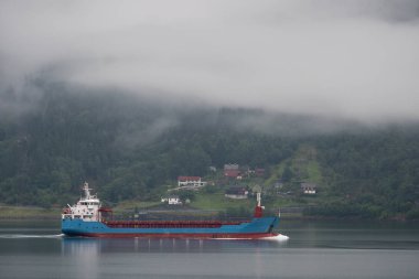 Norveç, dağ içinde belgili tanımlık geçmiş fiyortları gemi tekne