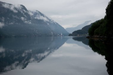 Norveç - temiz su ideal fiyort yansıması