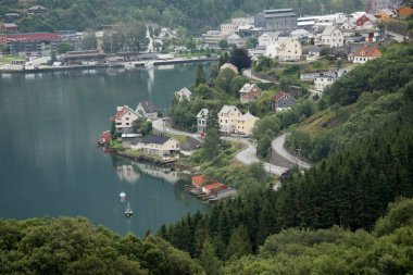 Küçük kasaba Norveç - evler ve fiyort