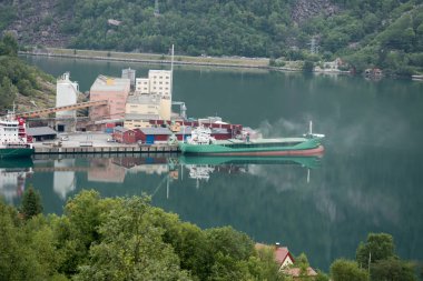 Gemi Tekne parom Norveç, dağ içinde belgili tanımlık geçmiş fiyortları üzerinde