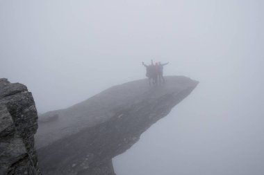 Yağmurlu havalarda Norveç Trolletunga