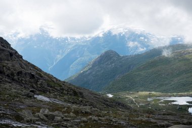 Norveç - dağ cliff Fiyordu içinde