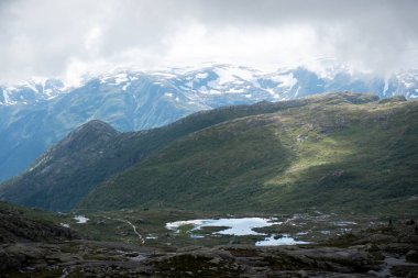 Norveç - dağ cliff Fiyordu içinde