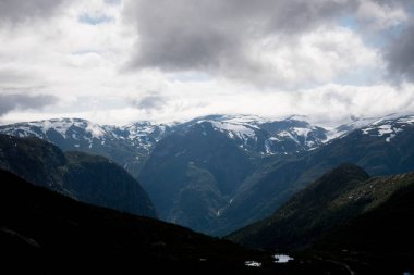 Norveç - dağ cliff Fiyordu içinde