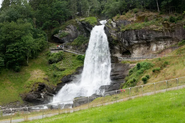 Waterval in de bergen van Noorwegen in de regen. — Stockfoto