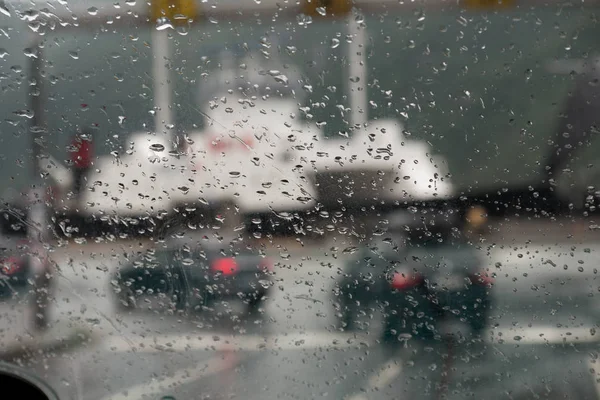 Gocce d'acqua sul finestrino in auto Norvegia — Foto Stock