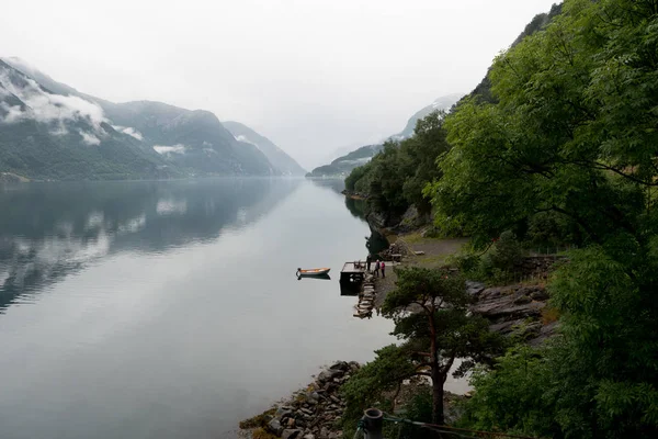 Norwegen - ideale Reflexion des Fjords in klarem Wasser — Stockfoto