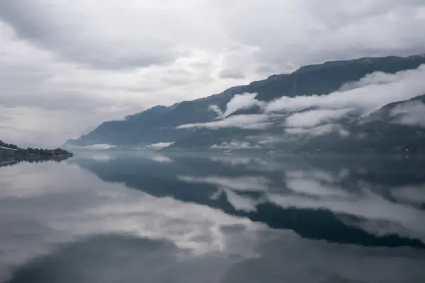 Норвегия - идеальное отражение фьорда в чистой воде — стоковое фото