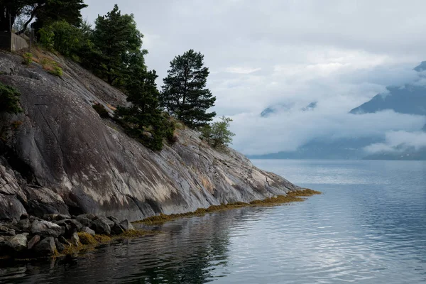 Noorwegen - ideale fjord reflectie in helder water — Stockfoto