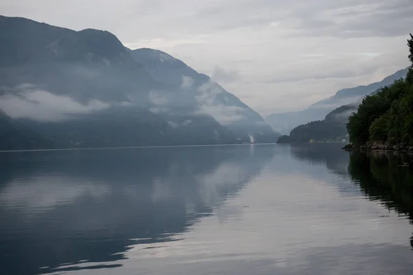 Noorwegen - ideale fjord reflectie in helder water — Stockfoto