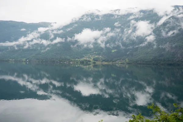 Noorwegen - ideale fjord reflectie in helder water — Stockfoto