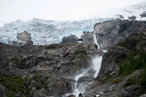 파란 얼음 빙하 앞에. Buer 빙하, 노르웨이. — 스톡 사진