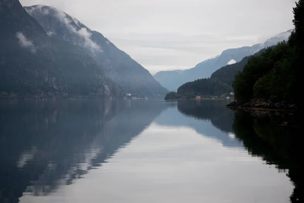 Norvégia - a tiszta víz ideális fjord elmélkedés — Stock Fotó