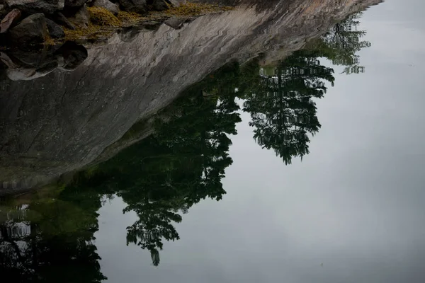 ノルウェー - きれいな水で理想的なフィヨルド反射 — ストック写真