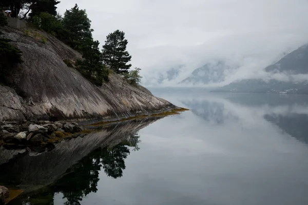 Norge - idealisk fjord reflektion i klart vatten — Stockfoto