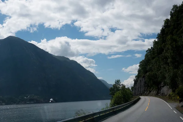 Дорога и фьорд Норвегии — стоковое фото