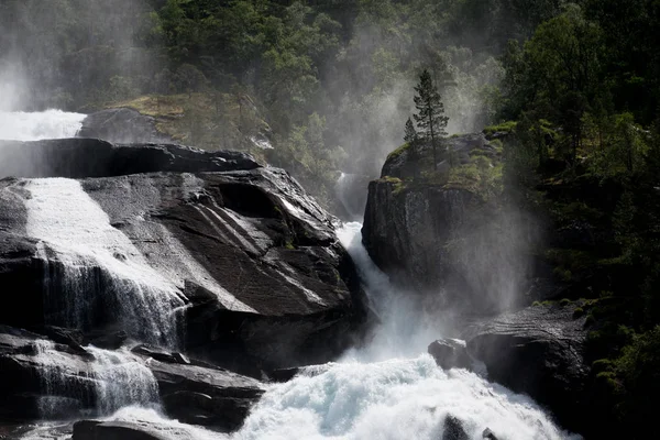 Cascata nelle montagne della Norvegia in caso di pioggia . — Foto Stock