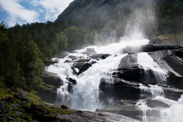 Vodopád v horách v Norsku, v deštivém počasí. — Stock fotografie