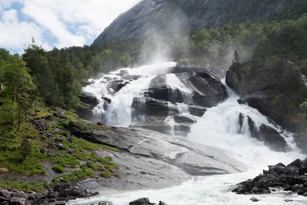 Vodopád v horách v Norsku, v deštivém počasí. — Stock fotografie