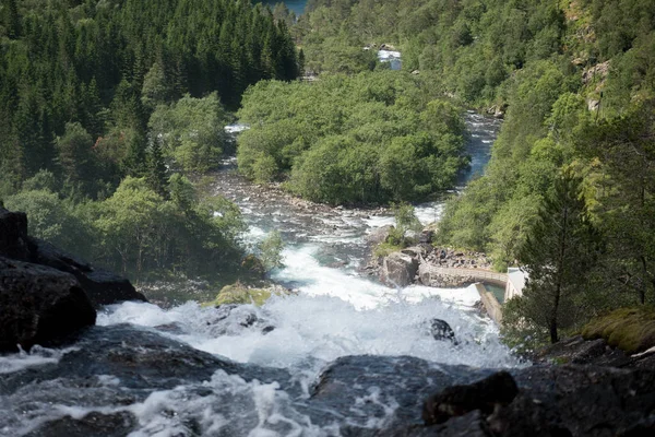 Cachoeira em montanhas da Noruega em tempo chuvoso . — Fotografia de Stock