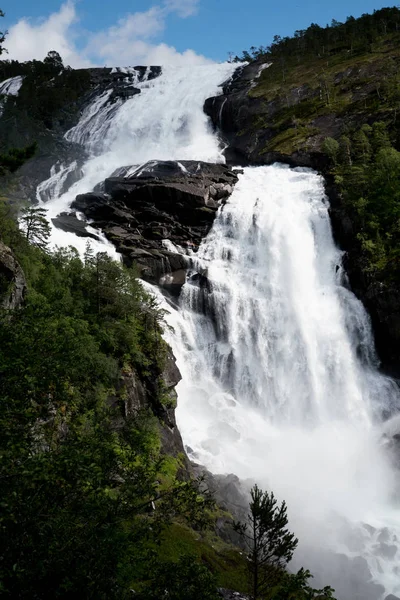 Cascata nelle montagne della Norvegia in caso di pioggia . — Foto Stock