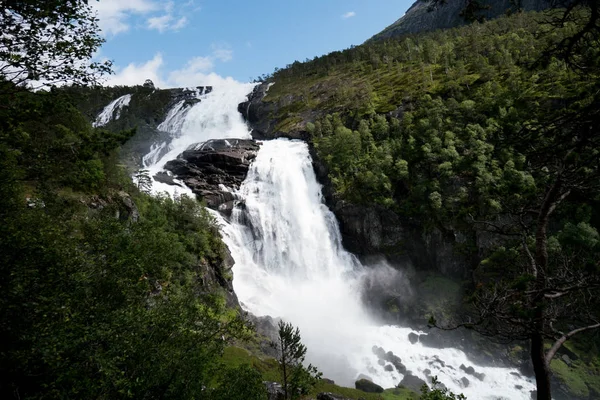 Cascata nelle montagne della Norvegia in caso di pioggia . — Foto Stock