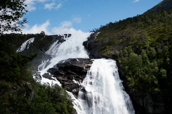 Cascata nelle montagne della Norvegia in caso di pioggia . — Foto Stock