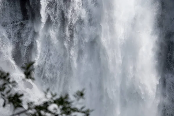 Cachoeira em montanhas da Noruega em tempo chuvoso . — Fotografia de Stock