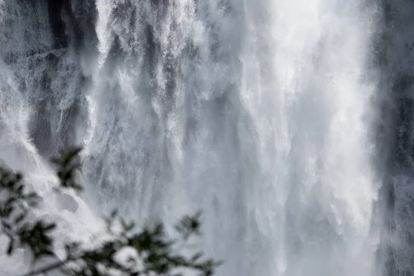 Cascade dans les montagnes de Norvège par temps pluvieux . — Photo