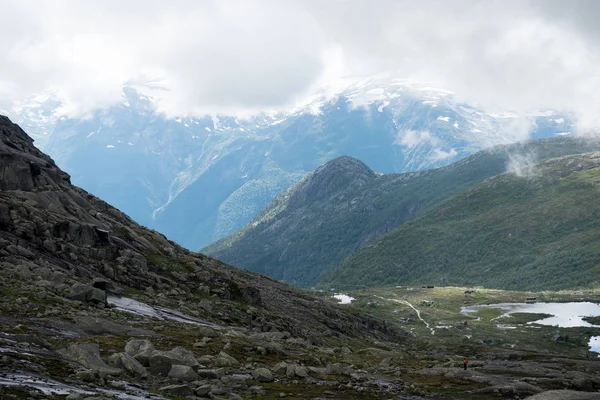Noruega - acantilado de montaña en fiordo — Foto de Stock