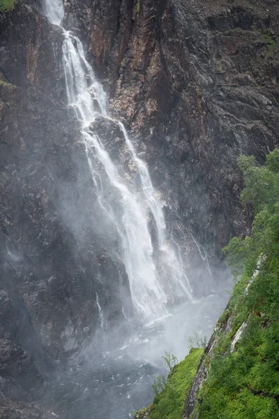 雨の日ノルウェーの山の中の滝. — ストック写真