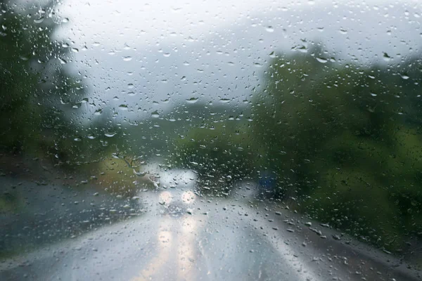 Gocce d'acqua sul finestrino in auto Norvegia — Foto Stock