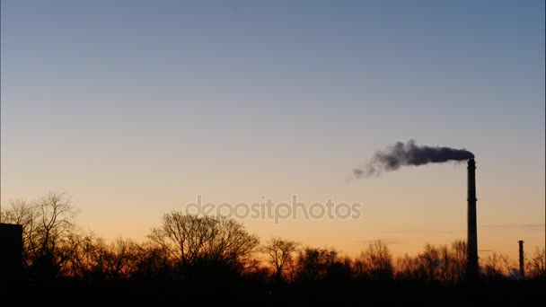 Sunrise Time Lapse Sky e nuvens em movimento Power Plant pipe com fumaça Latvia 4K — Vídeo de Stock