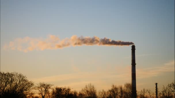 Gündoğumu zaman atlamalı gökyüzü ve hareketli bulutlar santral boru duman Letonya 4k ile — Stok video