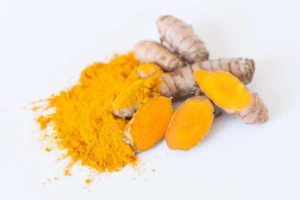Beyaz arka plan üzerinde izole zerdeçal tozu zerdeçal kökü