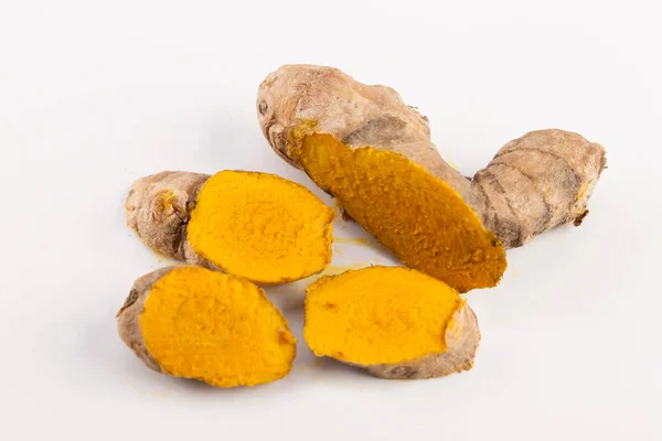 Radici di curcuma isolate su sfondo bianco — Foto Stock