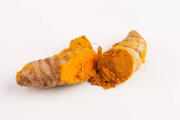 Radici di curcuma isolate su sfondo bianco — Foto Stock