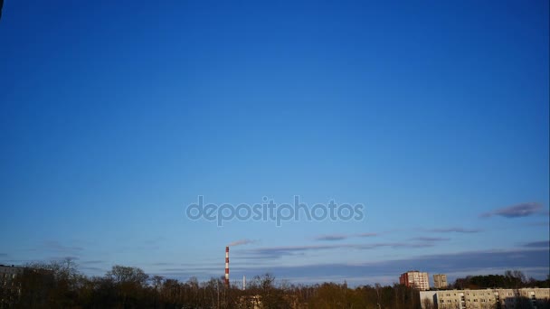 Время восхода солнца Lapse Sky и движущиеся облака Труба электростанции с дымом Латвия 4K — стоковое видео